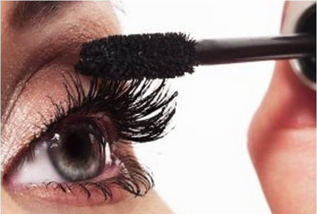 Black-eye-makeup-mascara